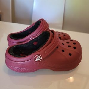 KIDS LINED CROCS - SIZE 10/11